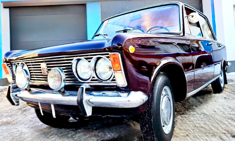 Fiat 125p z 1971 roku – kultowa ikona motoryzacji na aukcji dla IPCZD