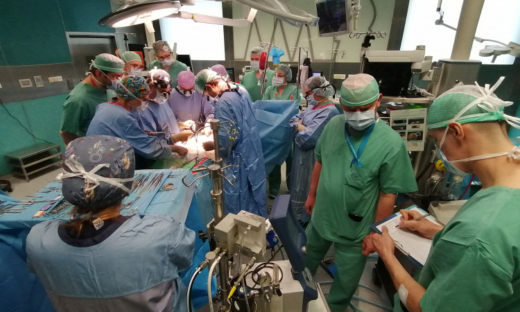 Operacja przeszczepienia wątroby z jednoczasowym zastosowaniem krążenia pozaustrojowego (ECMO)