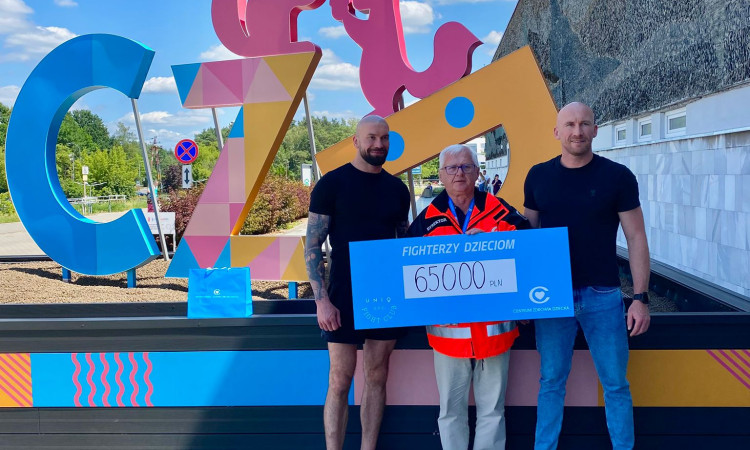 Uniq Fight Club świętuje 10-lecie działalności i przekazuje 65 000 zł na rzecz Instytutu „Pomnik – Centrum Zdrowia Dziecka”