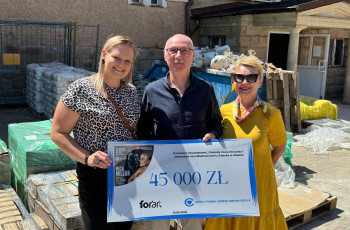 Symboliczne przekazanie czeku dla Domu Dziecka w Kłodzku - wsparcie z koncertu charytatywnego „Gwiazdy Jazzu dla Dzieci”