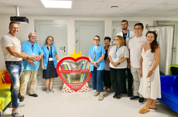 Nowa biblioteczka w Zakładzie Medycyny Nuklearnej od Fundacji MARTEL