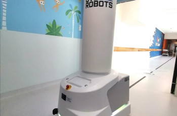 Nowoczesny Robot UVD do dezynfekcji i dekontaminacji pomieszczeń.