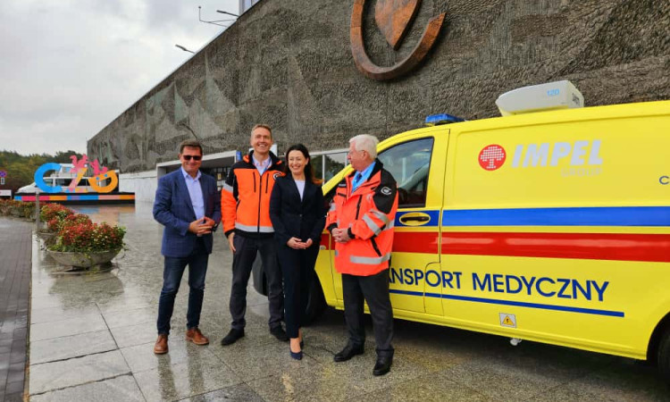 Nowy samochód do transportu medycznego od Grupy Impel dla Centrum Zdrowia Dziecka 