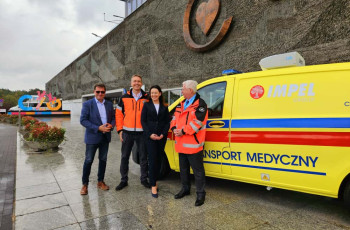 Nowy samochód do transportu medycznego od Grupy Impel dla Centrum Zdrowia Dziecka 